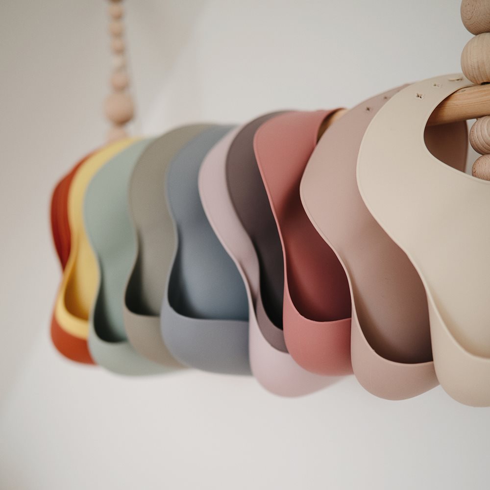 Mushie BIB weiches Silikon Auffanglätzchen Sunshine